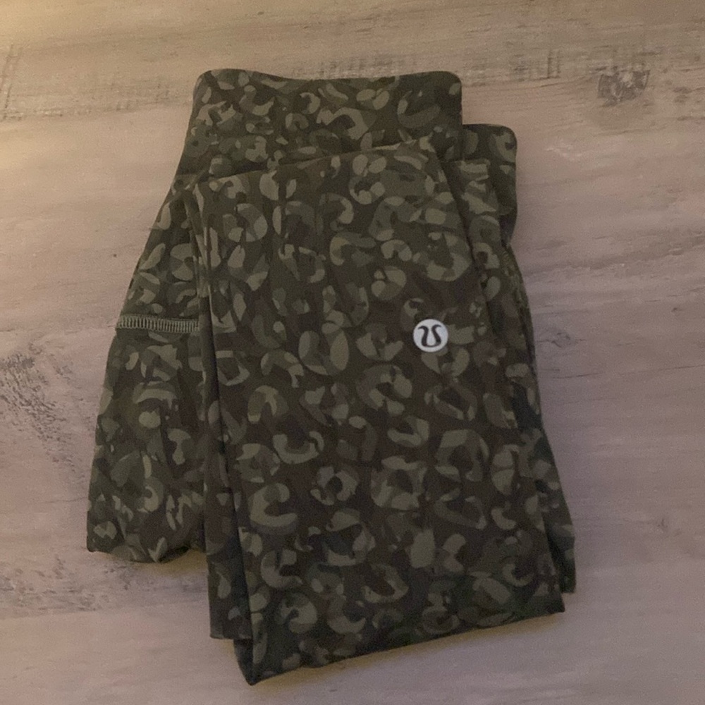 Lululemon Base Pace Legging. Size 4 28 in inseam green cheetah print